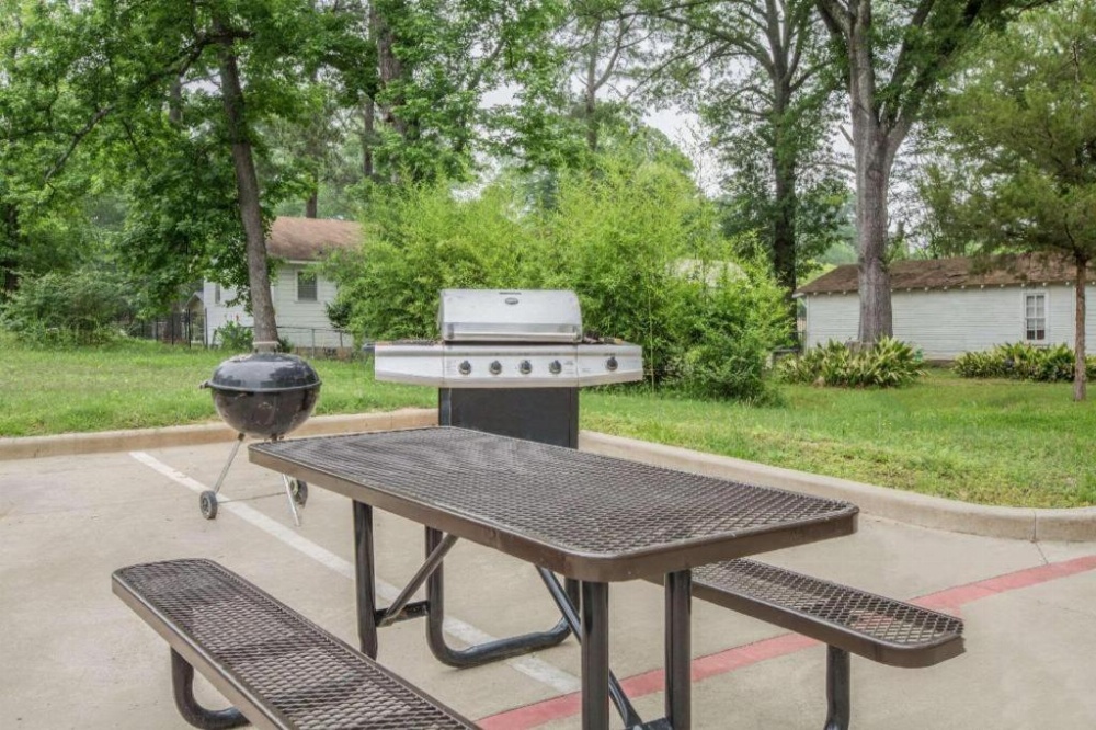 Super 8 by Wyndham Mansfield LA