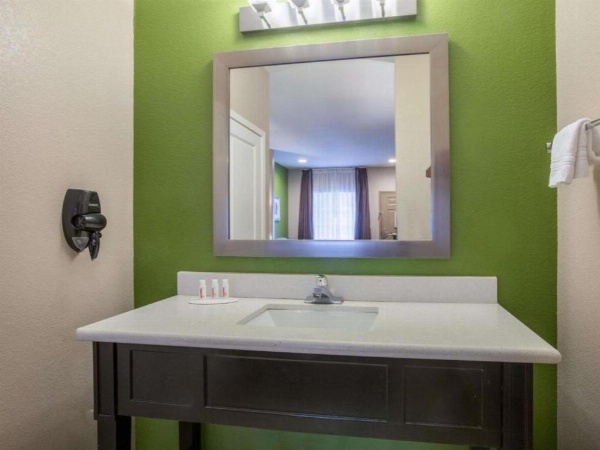 Super 8 by Wyndham Mansfield LA image 7