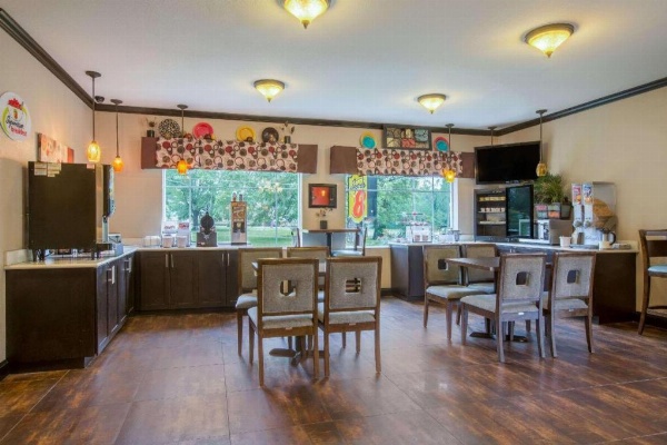 Super 8 by Wyndham Mansfield LA Main image